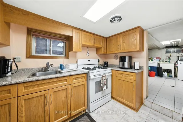 Additional image 33 of 449 Roxton Rd