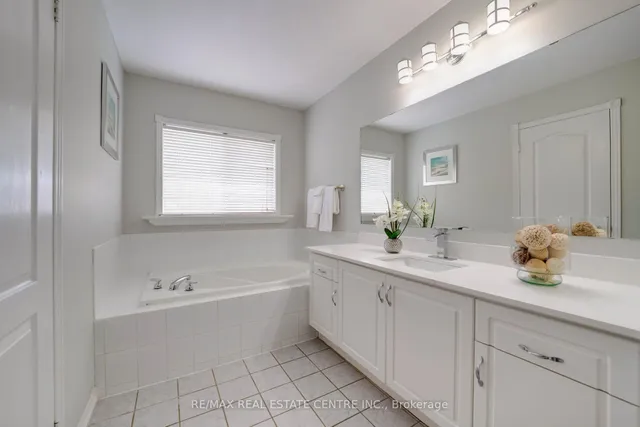 Additional image 16 of 32 Queen Anne Dr