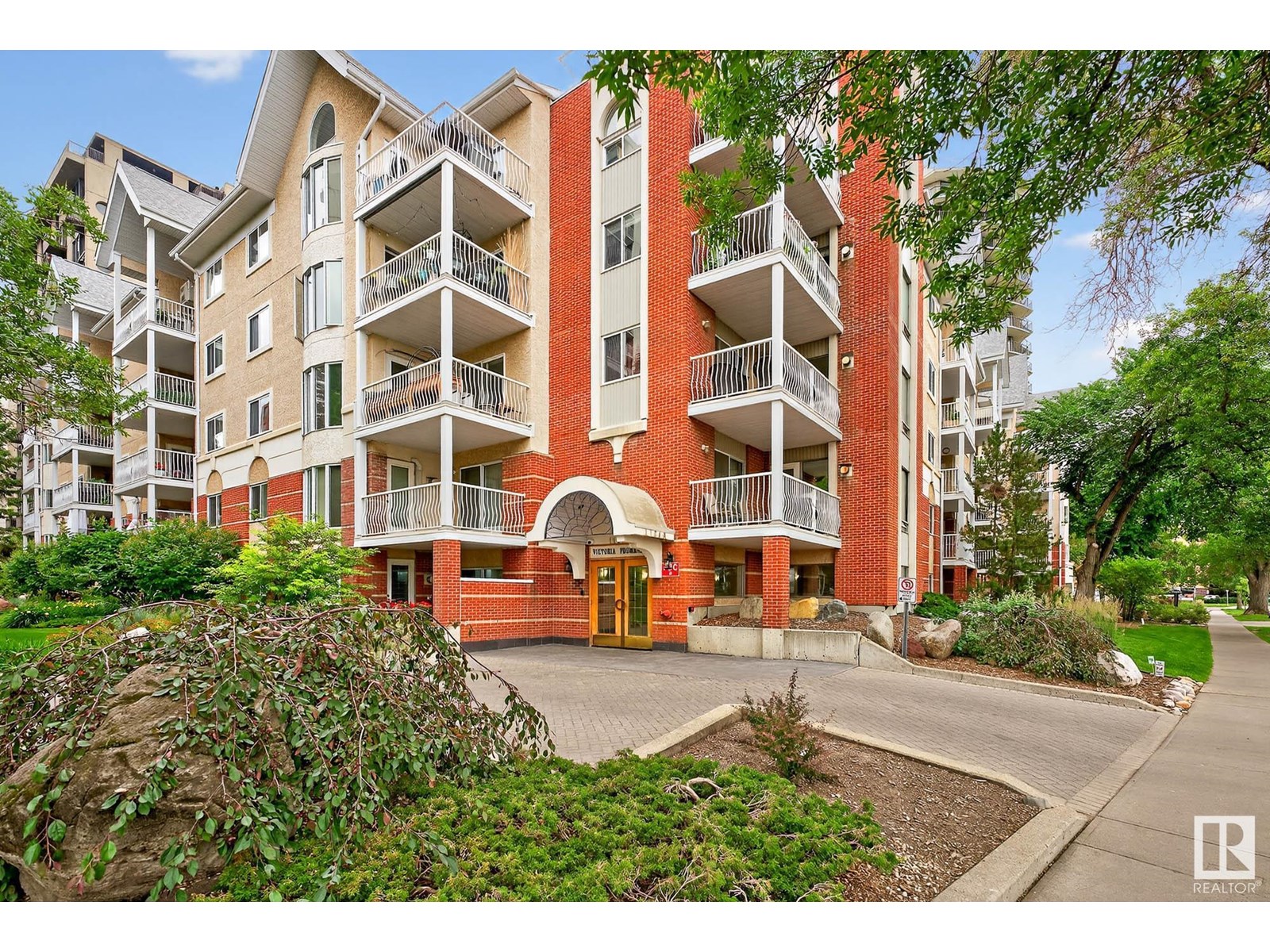 #200 11716 100 AV NW|Edmonton, Alberta T5K2G3