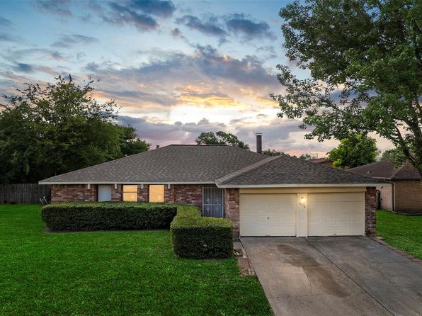 14118 Magnolia Springs Dr, Houston, TX 77066