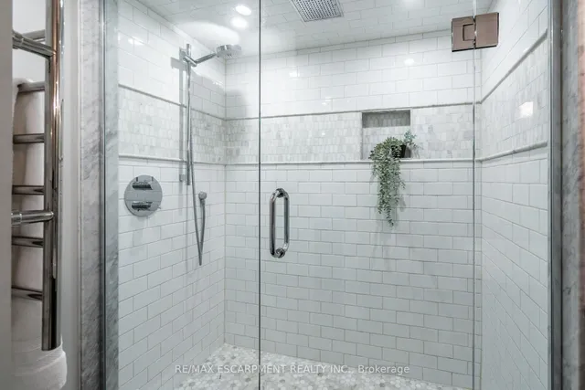 Additional image 36 of 5195 Cedarbook Cres