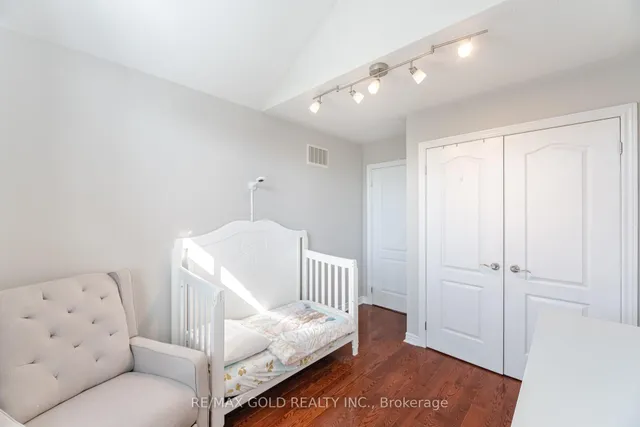 Additional image 23 of 28 Versailles Cres