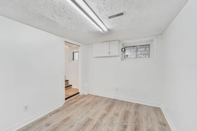 Additional image 14 of 2010 Dufferin St