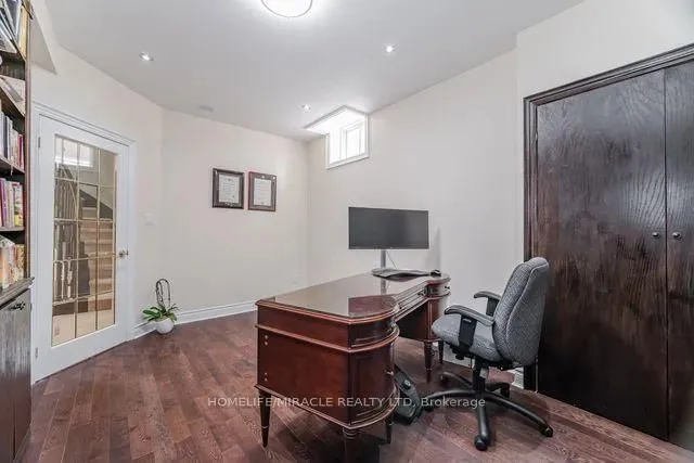 Additional image 43 of 2373 Rideau Dr