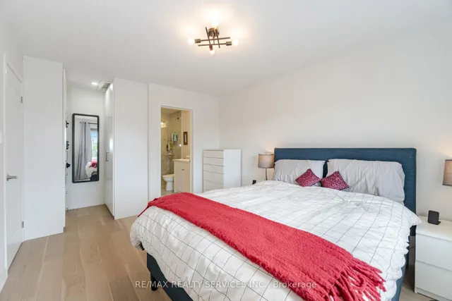 Additional image 28 of 900 Brassard Circ