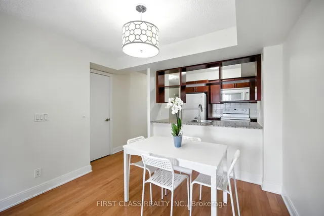 Additional image 10 of 135 Village Green Sq Unit 822