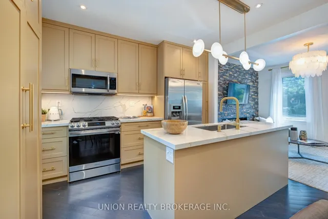 Additional image 10 of 412 Coxwell Ave