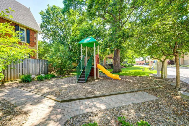 Additional image 5 of 2006 Glenada Cres Unit 27