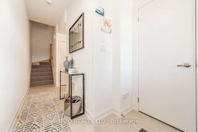 房产图片 3 - 590 North Service Rd 单元46