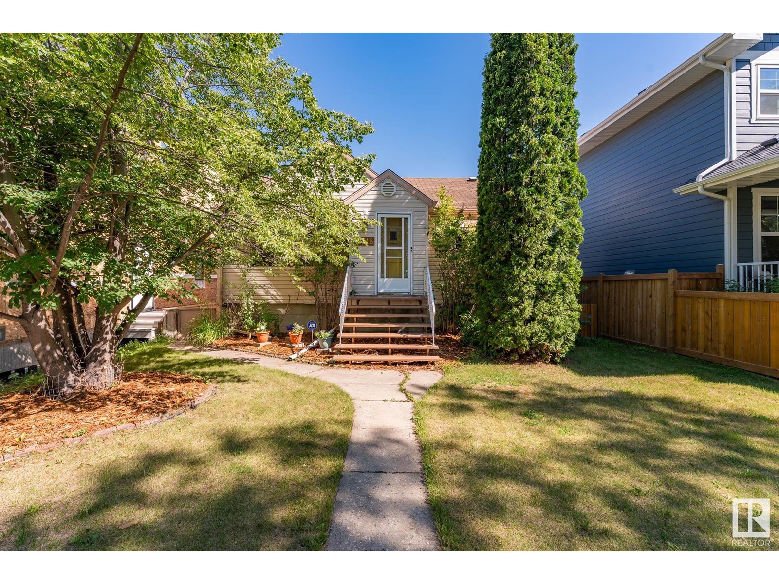 8518 80 AV NW|Edmonton, Alberta T6C0T3