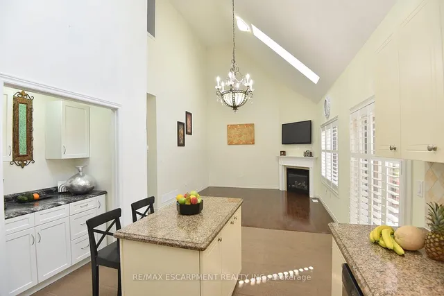 Additional image 9 of 8 Valiant Circ