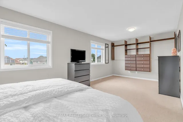 Additional image 28 of 939 Zeller Cres