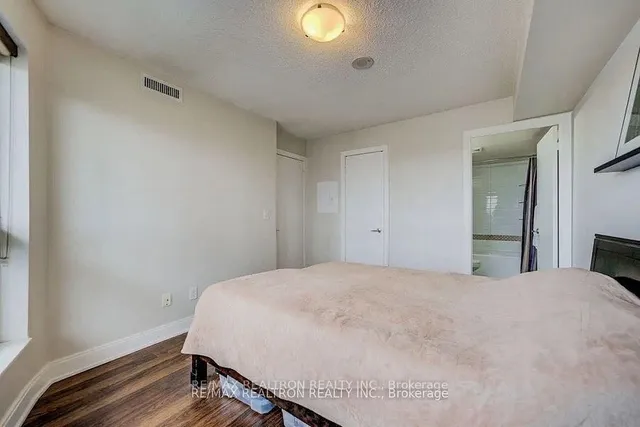 房产图片 8 - 多伦多市村绿广场135号824单元