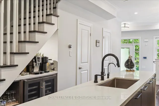 Additional image 11 of 361 Roehampton Ave