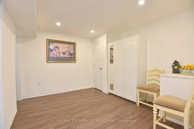 Additional image 15 of 8 Valiant Circ