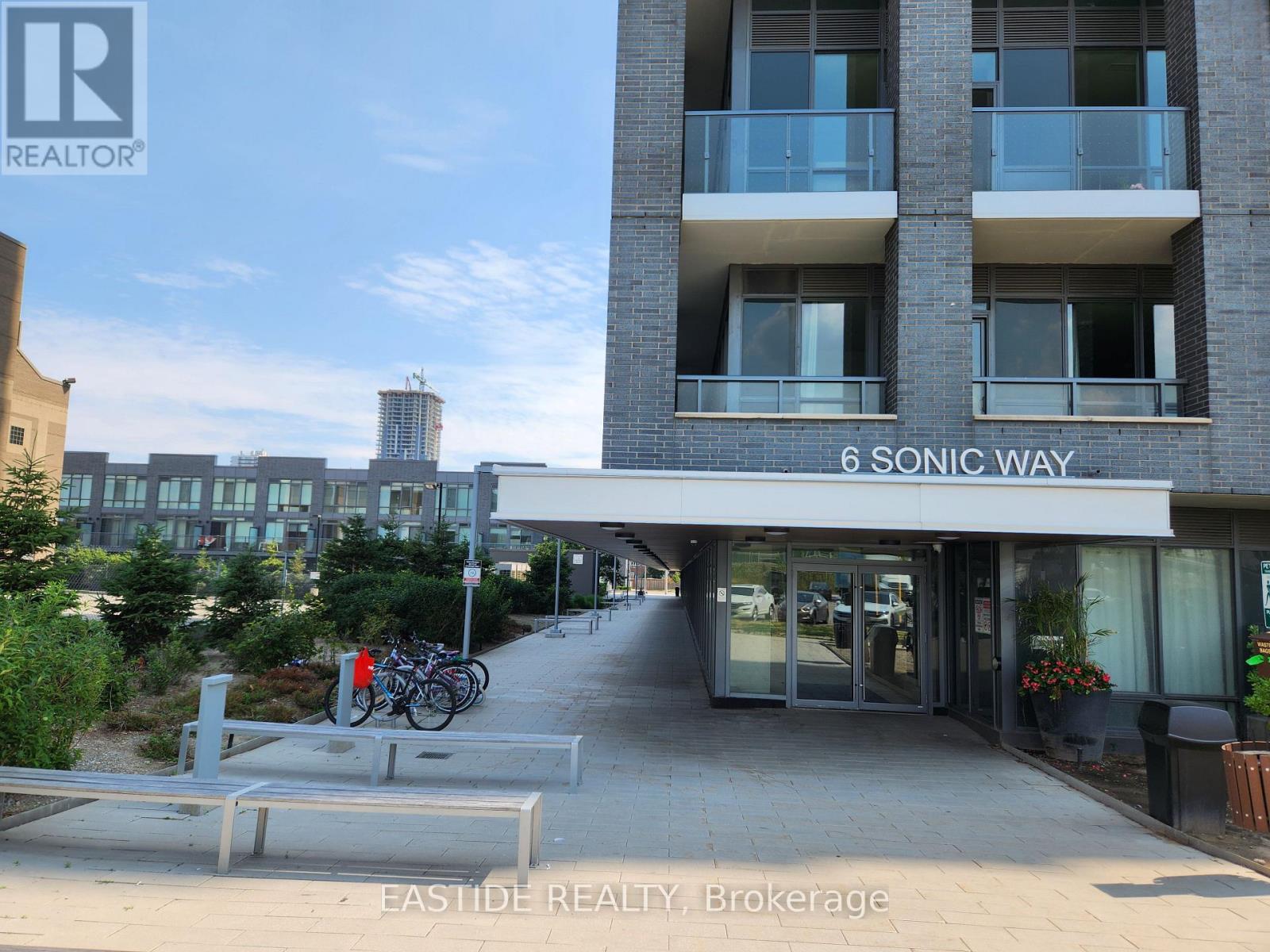 2704 - 6 SONIC WAY|Toronto (Flemingdon Park), Ontario M3C0P1
