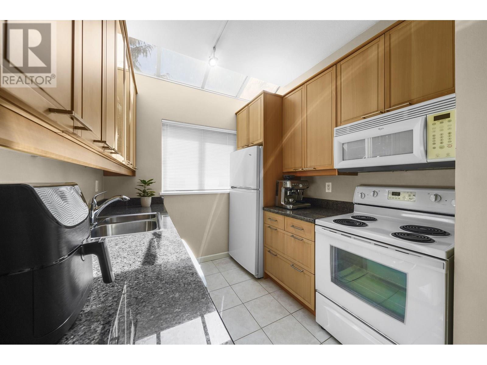 302 827 W 16 STREET|North Vancouver, British Columbia V7P1R2