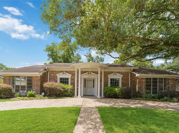 8015 Burning Hills Dr, Houston, TX 77071