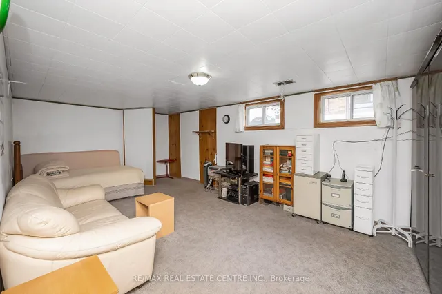 Additional image 23 of 676 Upper Wentworth St