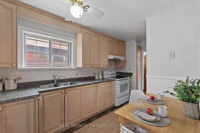 Additional image 16 of 882 Coxwell Ave