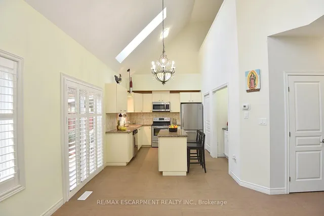 Additional image 8 of 8 Valiant Circ