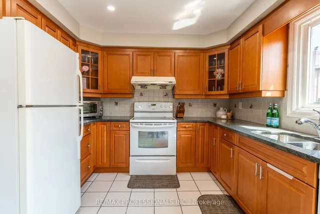 Additional image 17 of 17 Lavery Tr