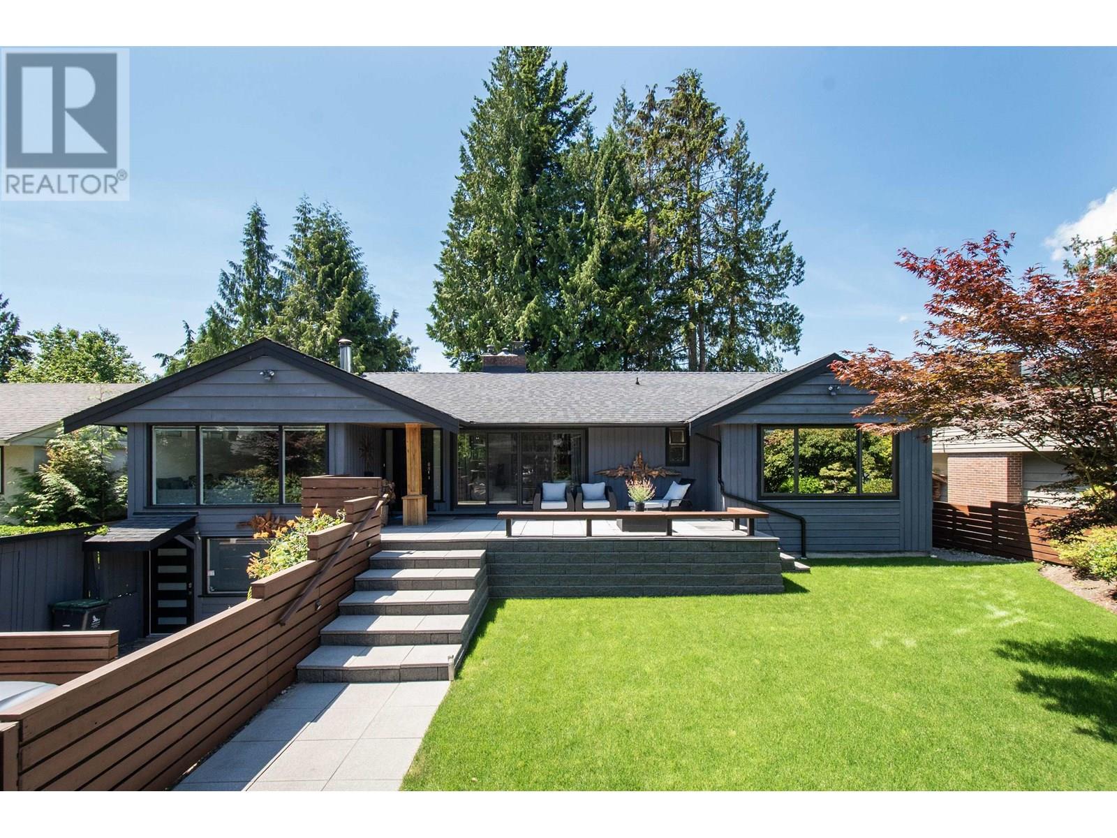 3855 HILLCREST AVENUE|North Vancouver, British Columbia V7R4B7