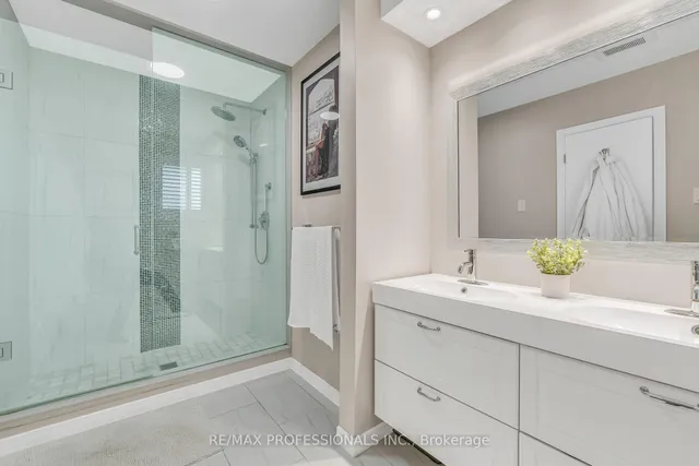 Additional image 26 of 53 Decarie Circ