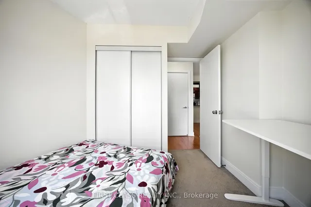 Additional image 24 of 135 Village Green Sq Unit 822