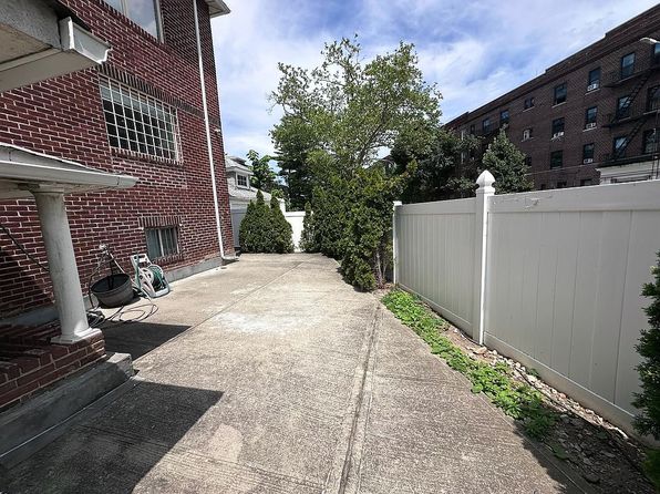 629 E 8th St, Brooklyn, NY 11218