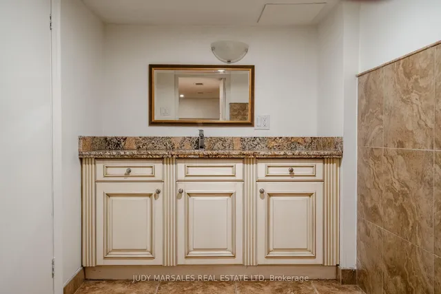 Additional image 28 of 29 Case St