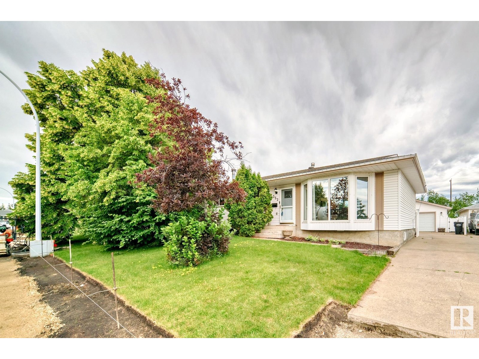 352 HUFFMAN CR NW|Edmonton, Alberta T5A4C8