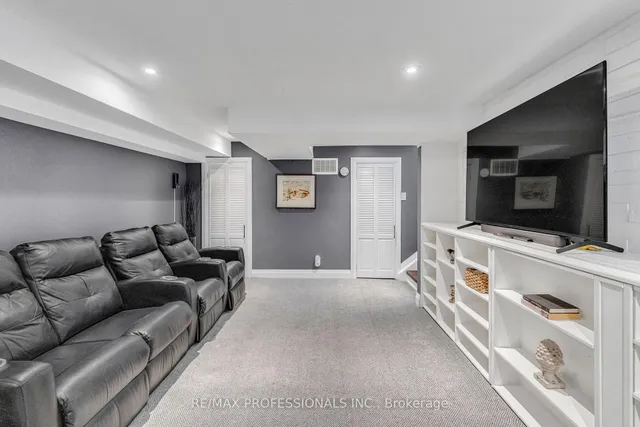 Additional image 34 of 53 Decarie Circ