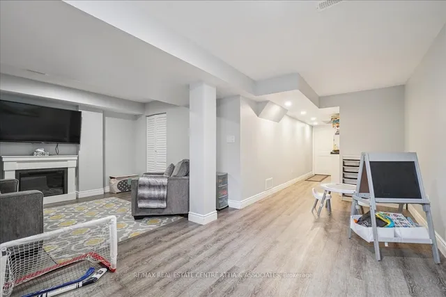 房产图片 37 - 755 Banks Cres