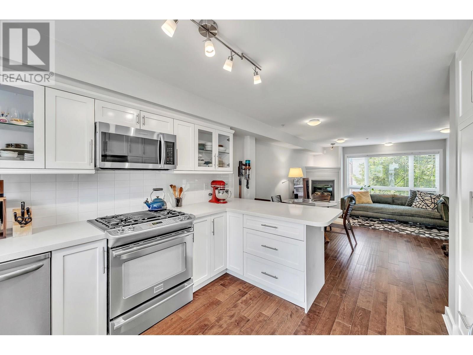 201 3736 COMMERCIAL STREET|Vancouver, British Columbia V5N4G2