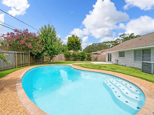 2111 Bron Holly Dr, Houston, TX 77018