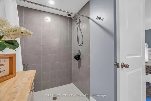 Additional image 20 of 160 Rochefort St Unit A19 (90)