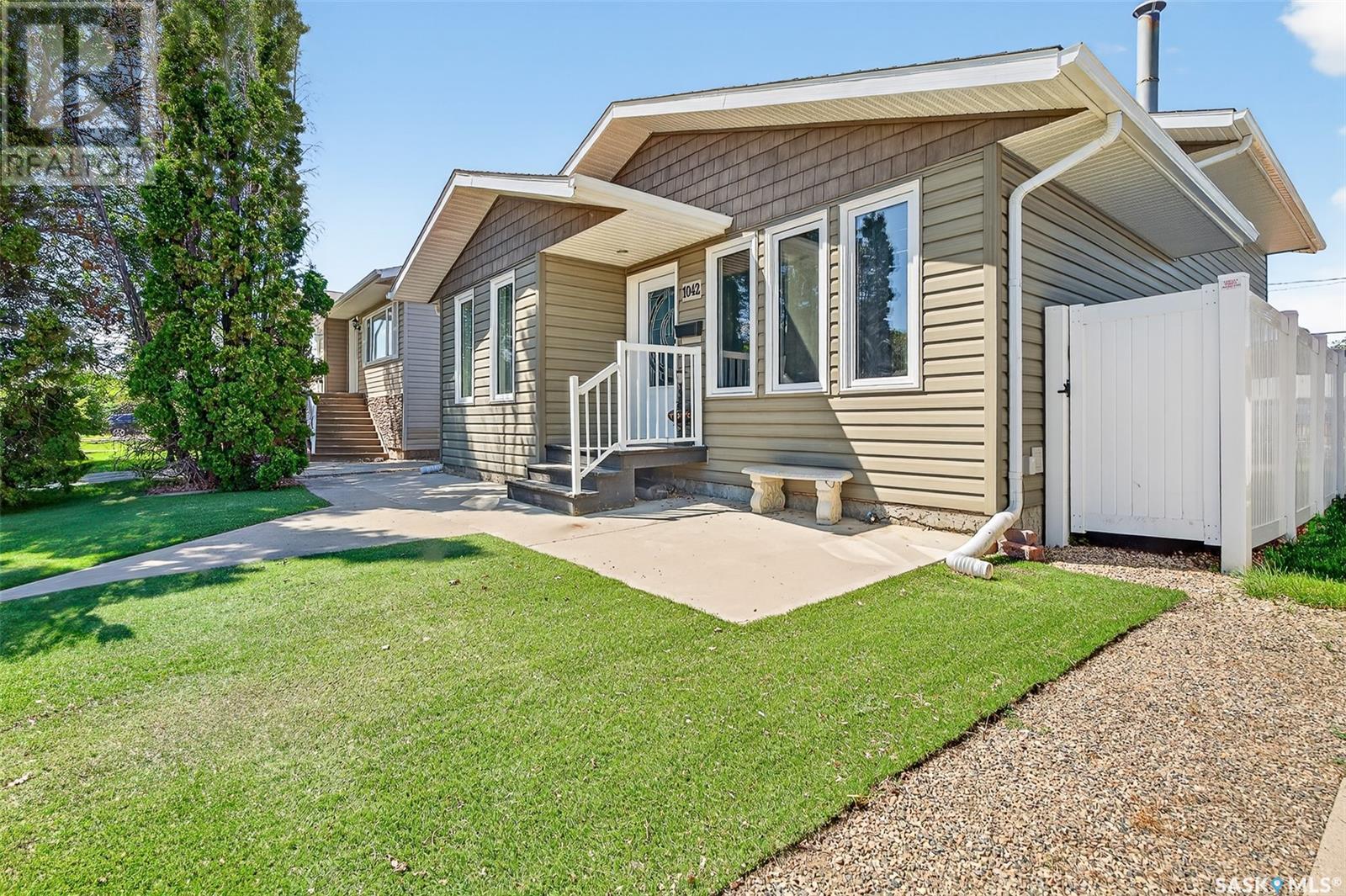 Property image for 1042 Montgomery STREET W|Moose Jaw, Saskatchewan S6H2X1