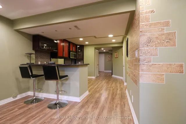 Additional image 28 of 160 Paris St