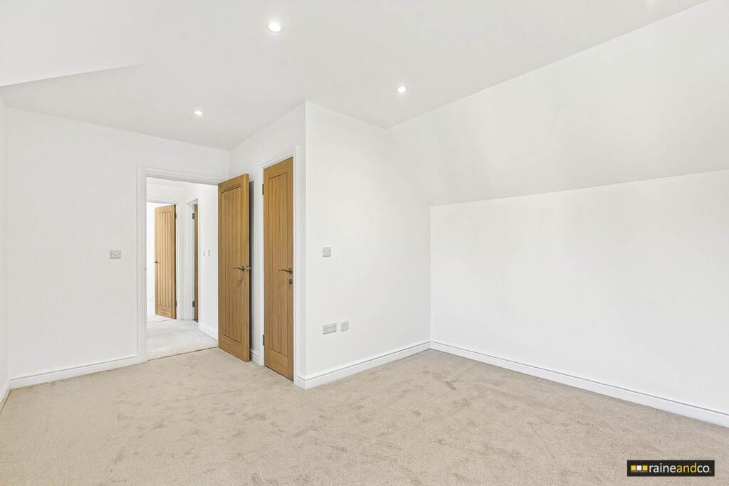 Additional image 16 of Bull Stag Green, Hatfield