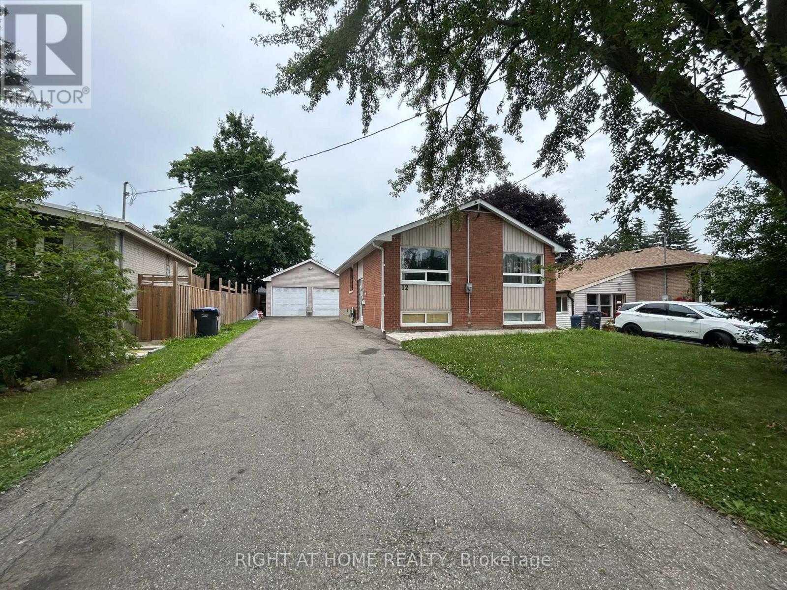 12 LAWRENCE CRESCENT|Brampton (Brampton East), Ontario L6W2P3