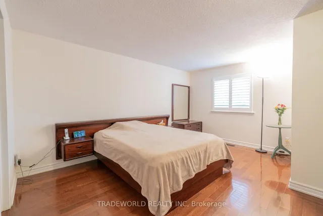 Additional image 21 of 18 Carl Cres