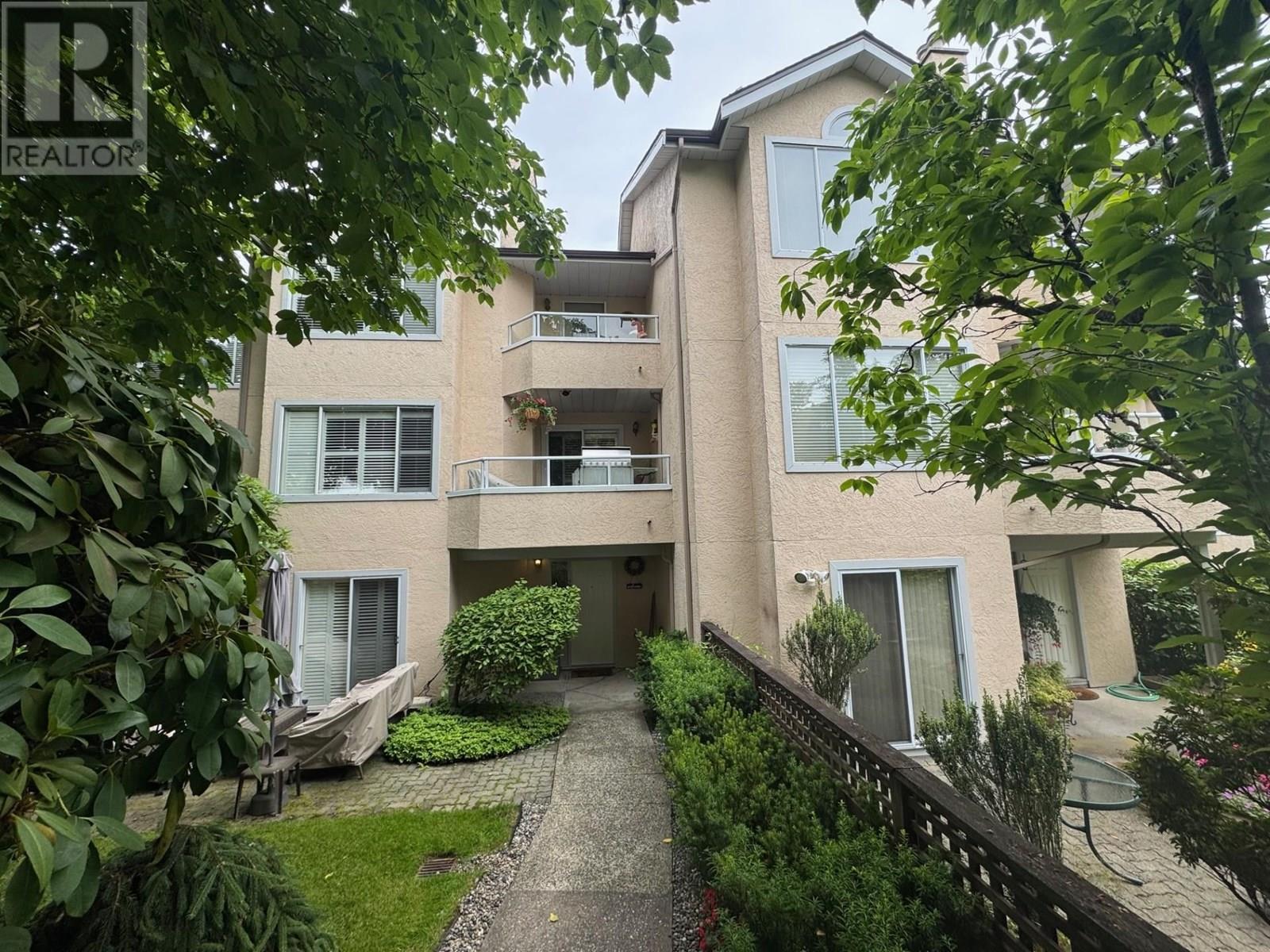 2 261 W 16TH STREET|North Vancouver, British Columbia V7M1T7