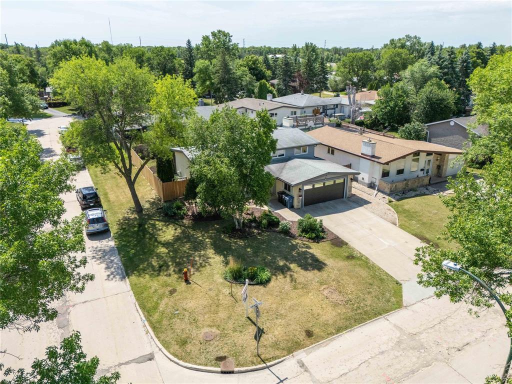 2 Grimston Road|Winnipeg, Manitoba R2T3T3