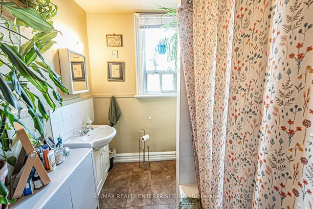 Additional image 19 of 914 Dovercourt Rd