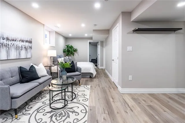 Additional image 29 of 584 Commonwealth Cres