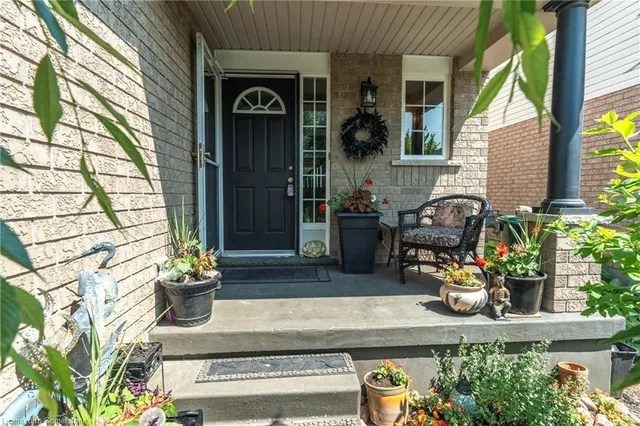 Additional image 3 of 584 Commonwealth Cres