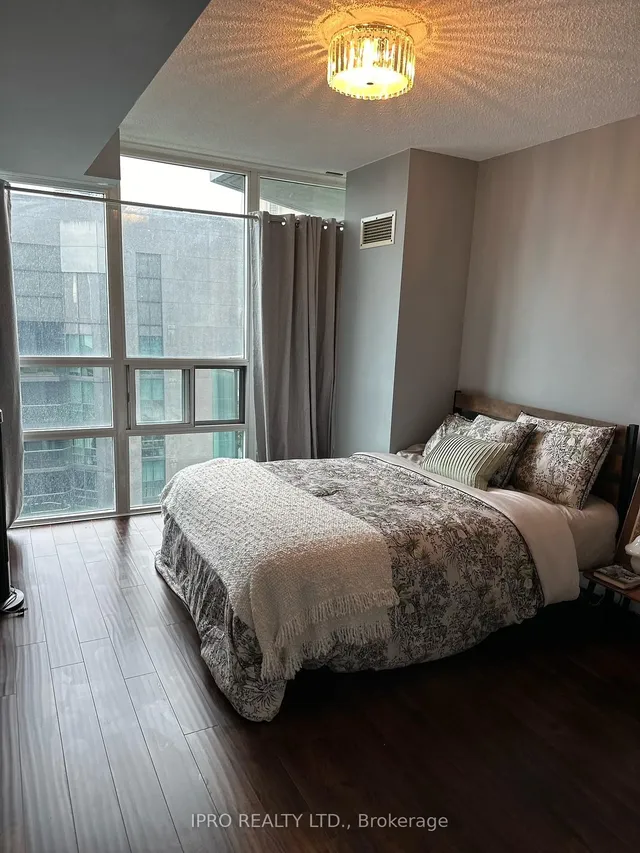 Additional image 8 of 30 Grand Trunk Cres Unit 2015