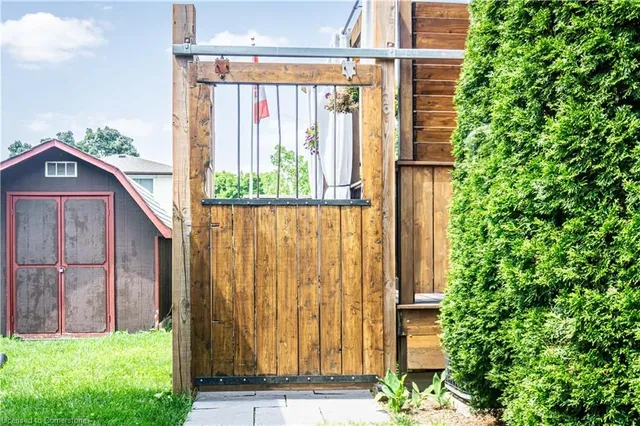 Additional image 34 of 34 Strathcona Cres