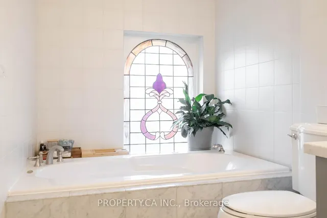 Additional image 32 of 300 Avenue Rd Unit 5